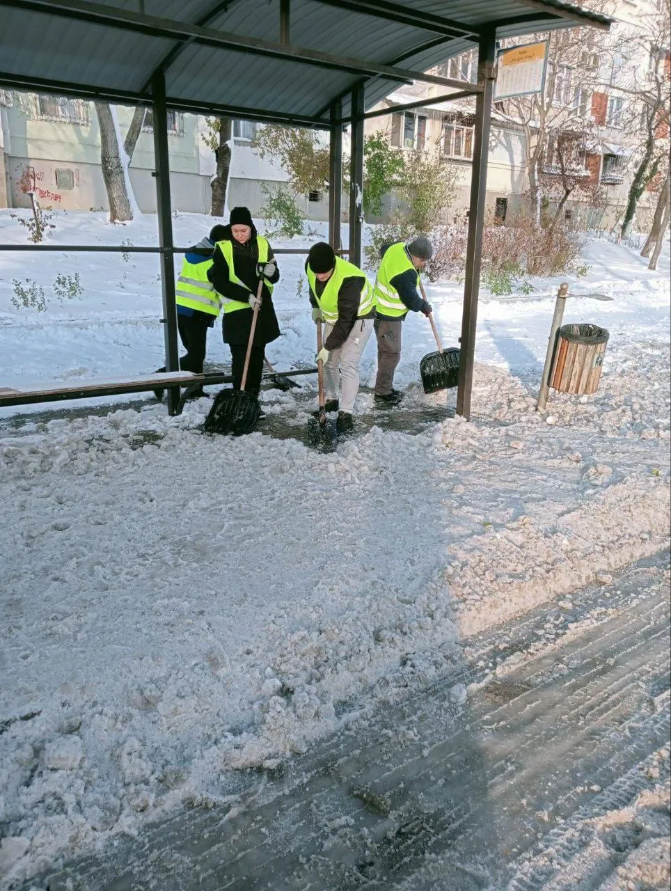На дорогах столицы разбросали 477,5 т противоскользящего материала