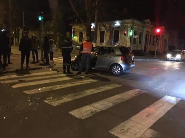 Два автомобиля столкнулись минувшей ночью в центре столицы