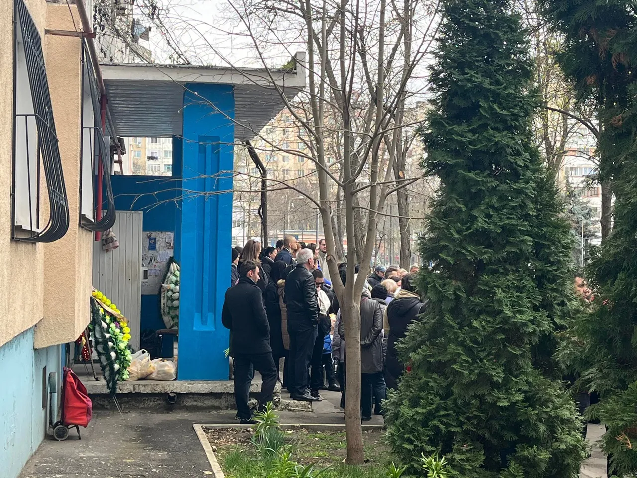 Родные и друзья прощаются со сбитой на Чеканах девочкой