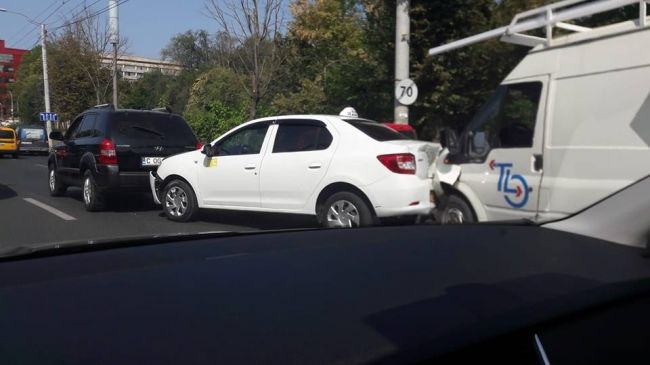 В Кишиневе произошла цепная авария с участием трех автомобилей