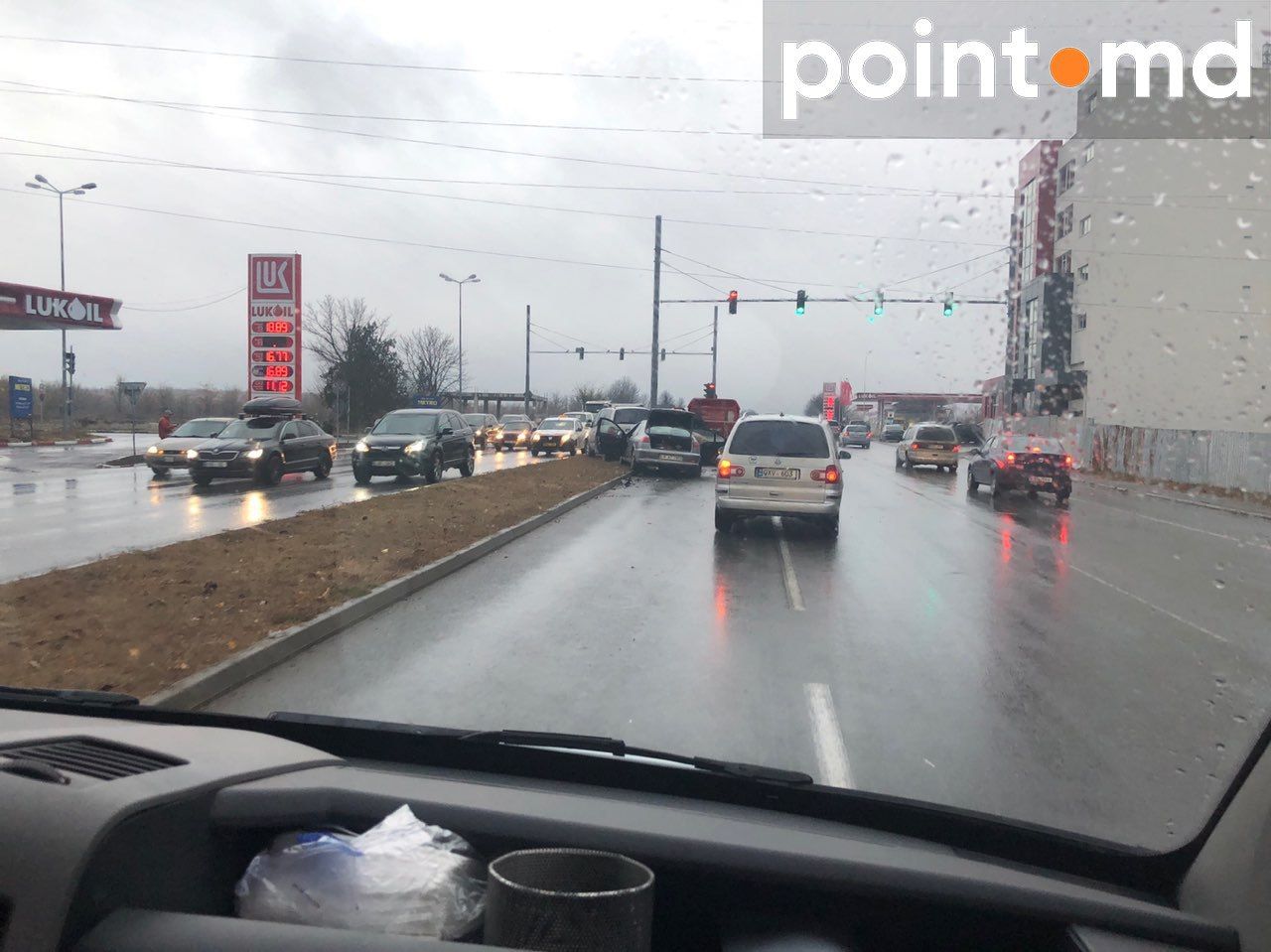 Авария с участием нескольких автомобилей произошла на Старой Почте