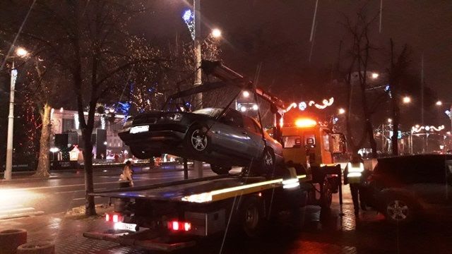 Возле столичного кинотеатра эвакуировали припаркованные авто