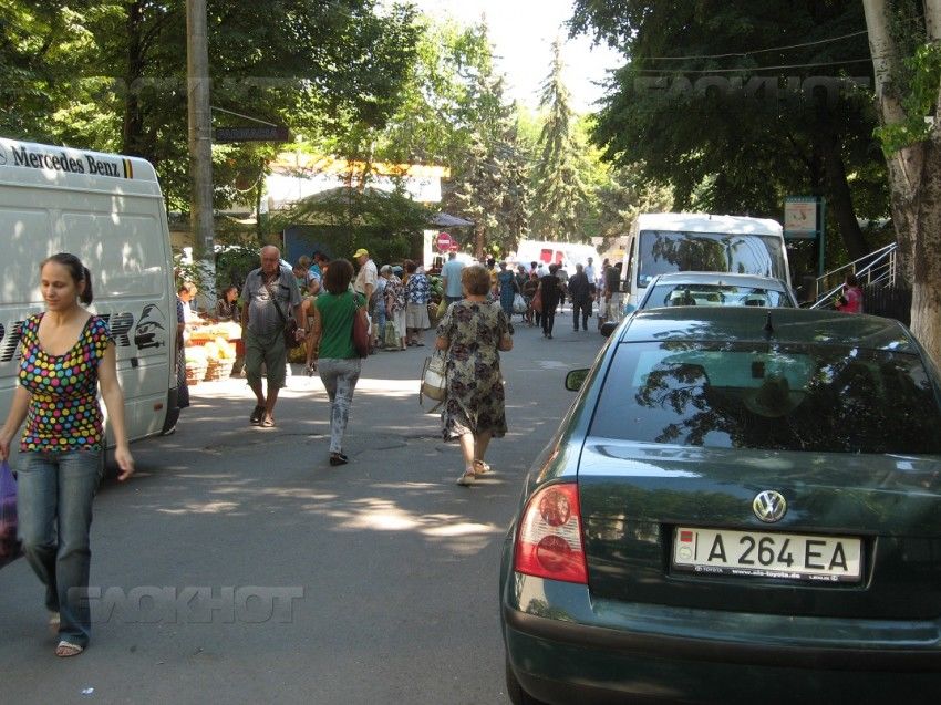 На Ботанике разросшийся рынок блокирует дорогу