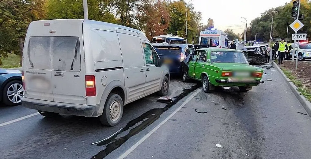 Accident grav la Chișinău: Patru mașini s-au tamponat, iar o persoană a murit