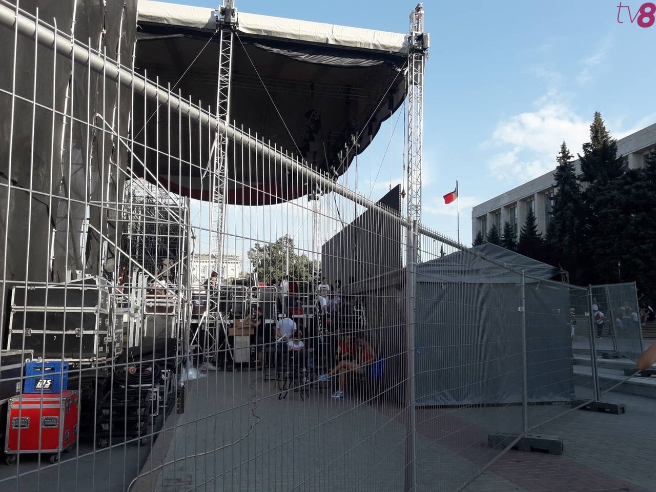 На главной площади столицы установлена сцена для концерта 24 августа