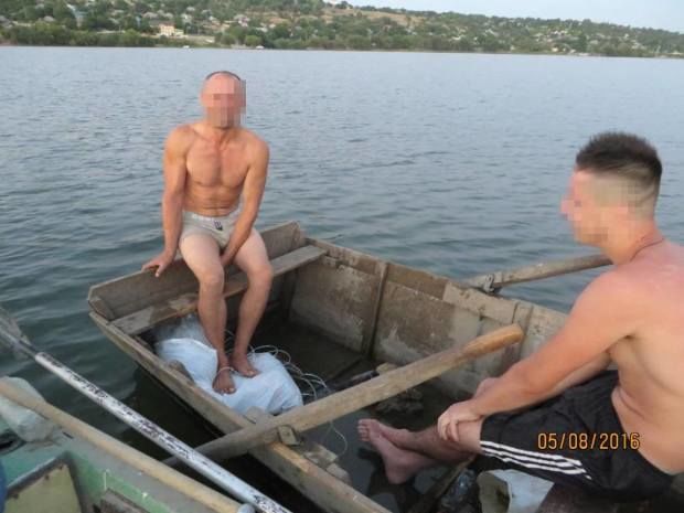 Pescarii nedisciplinați continuă să înhațe amenzi.  Inspectorii piscicoli, în razie pe lacul de acumulare Dubăsari