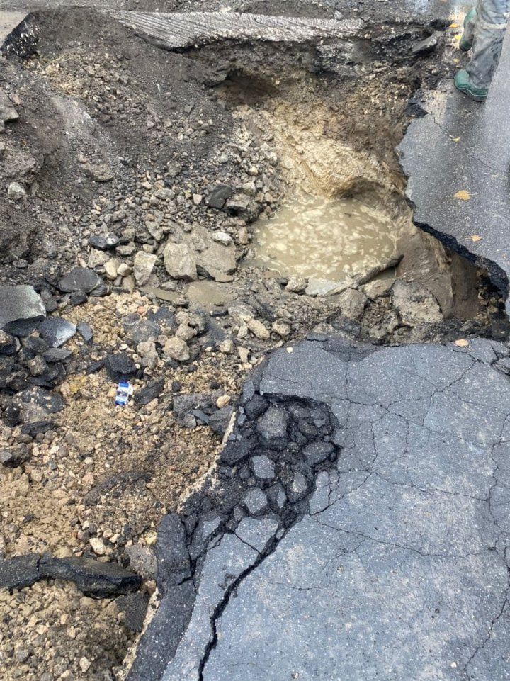 Яма стала причиной блокировки движения на одной из столичных улиц