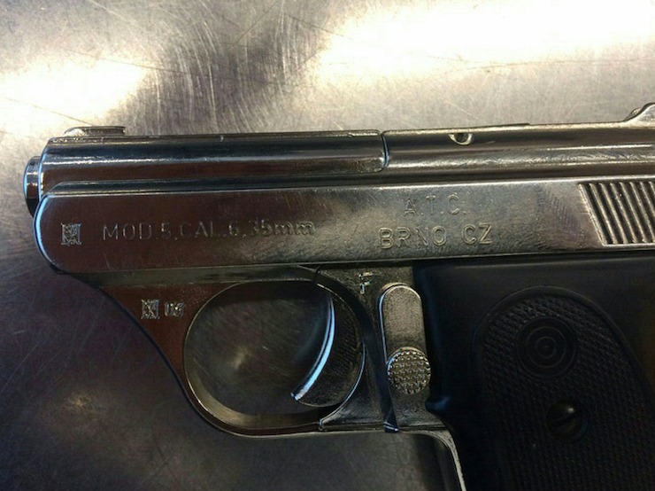 Pistol încărcat cu cartușe, găsit în bagajul unui pasager