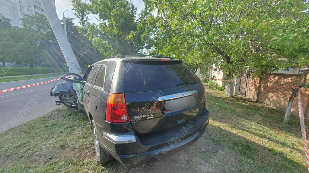 В Бендерах водитель врезался в электроопору
