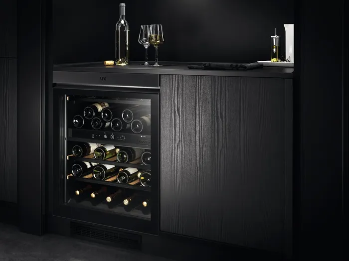 В Ultra новинка – бренд-зона Wine Bank с холодильными шкафами и аксессуарами для вина!