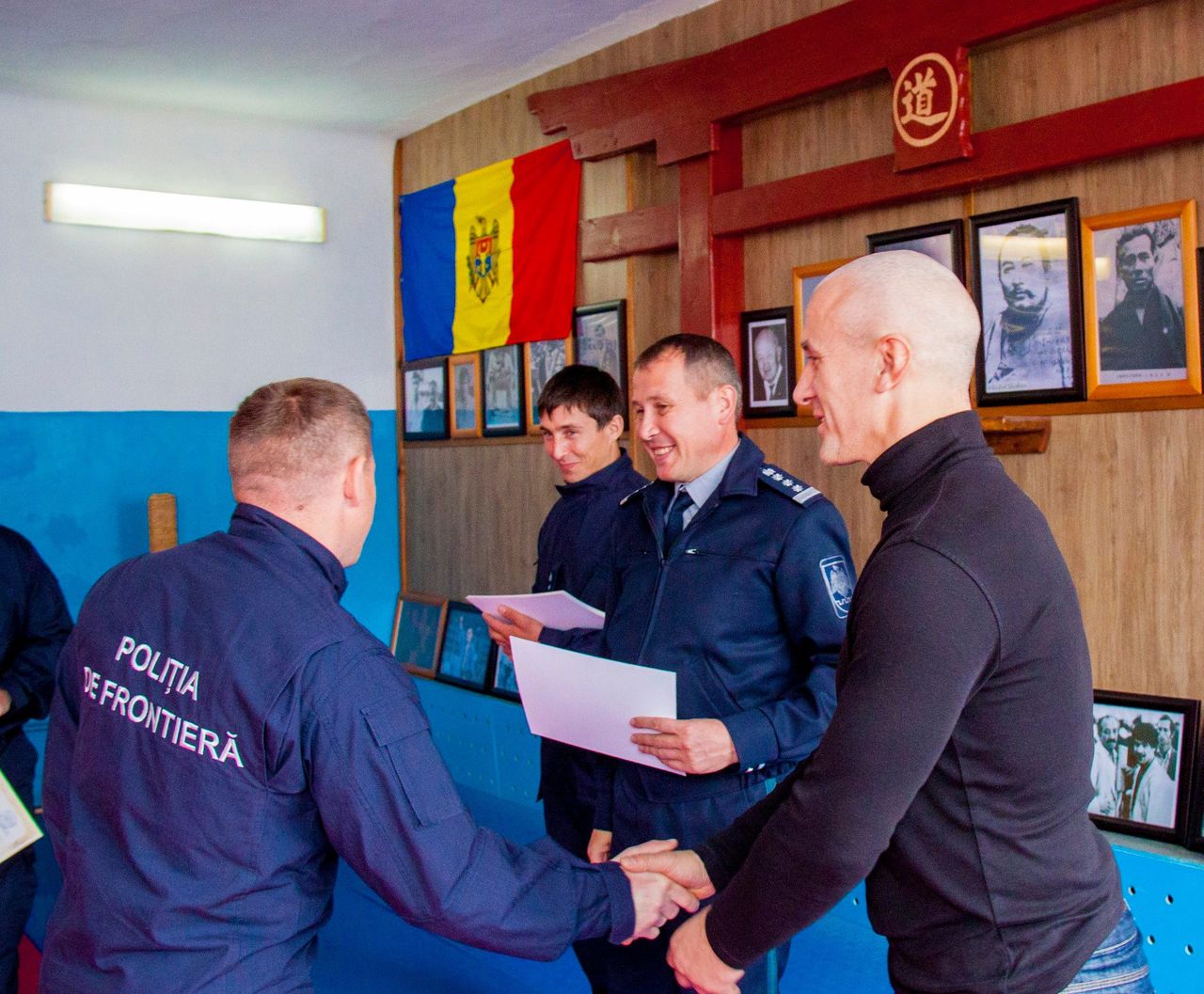В течение 2 недель 30 пограничников изучали приемы самообороны каратэ