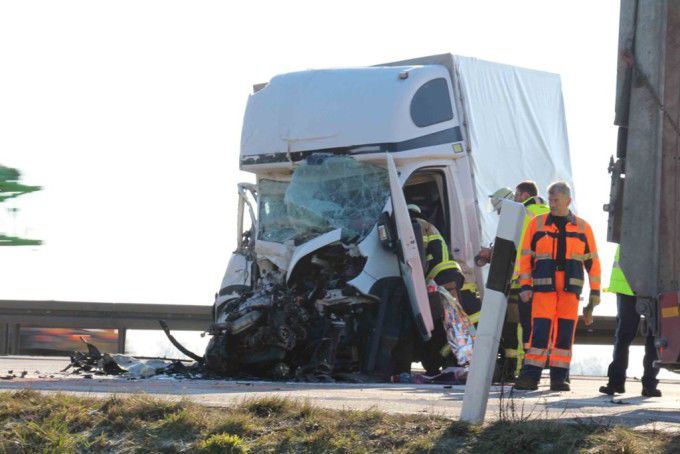Accident grav provocat de un șofer de TIR care se uita la filme