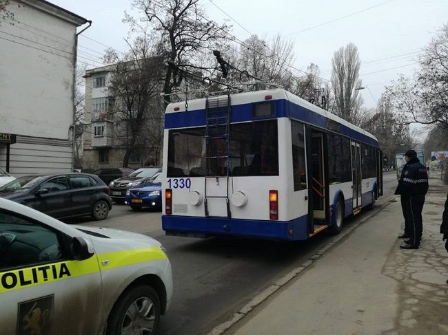 Неизвестные разбили окно троллейбуса, в котором находились пассажиры