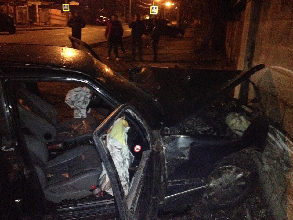 Accident grav în Capitală. O mașină, transformată într-un morman de fiare