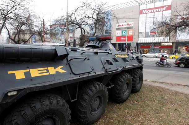 На улицы Будапешта вывели бронетехнику