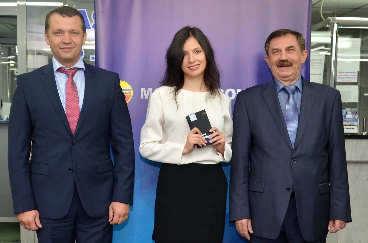 Moldindconbank выпустил в обращение 500 000-ую банковскую карту ®
