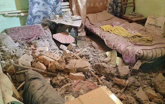В Харькове грузовик приземлился на крыше дома