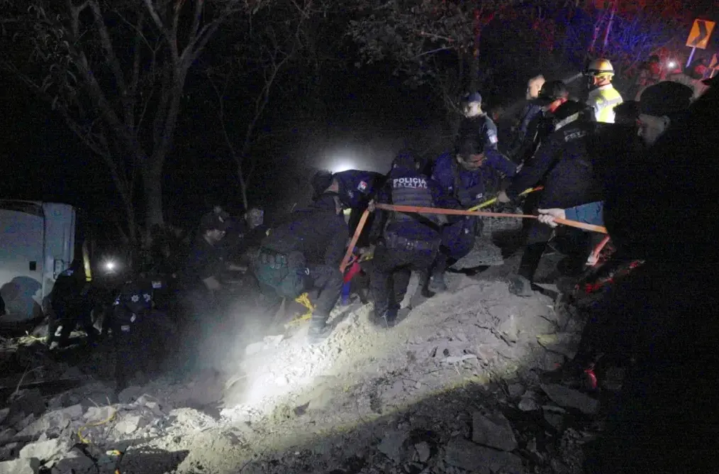В Мексике автобус сорвался со скалы: по меньшей мере 18 человек погибли