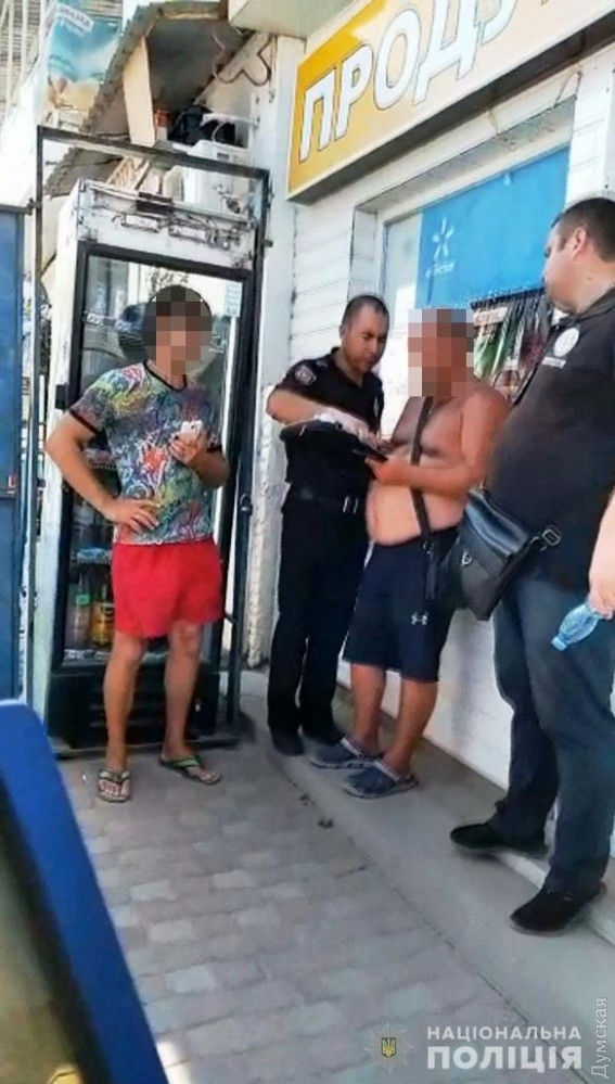 В Затоке агрессивные торговцы нелицензионным алкоголем напали на полицейских