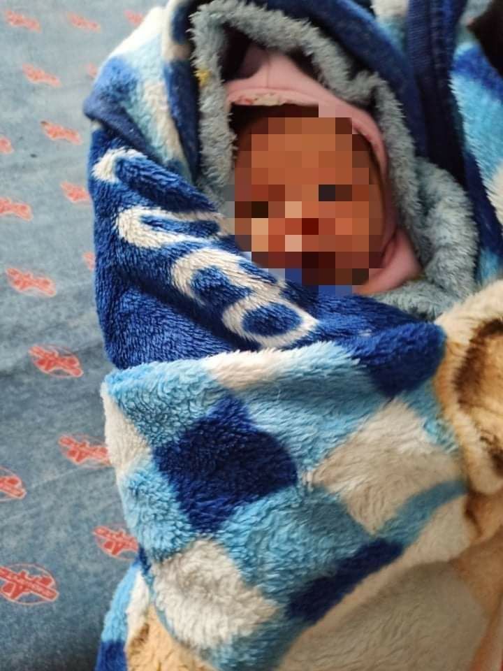В подъезде многоквартирного дома в столице нашли младенца