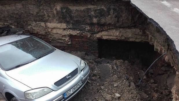 O groapă din asfalt a "înghiţit" o maşină aflată într-o parcare din România