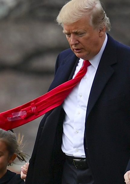 Трамп закрепляет свой галстук скотчем