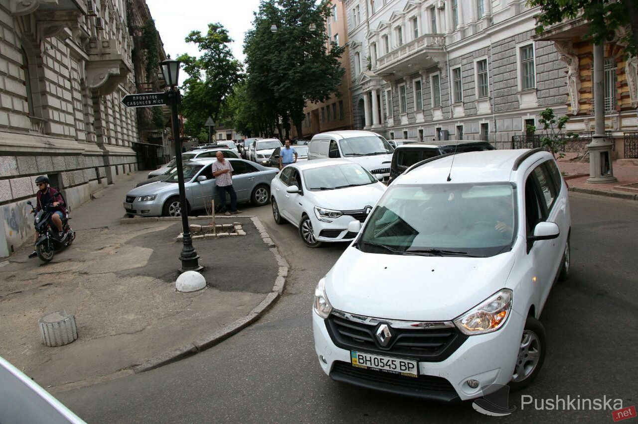 В Одессе Jaguar с приднестровскими номерами протаранил 5 машин