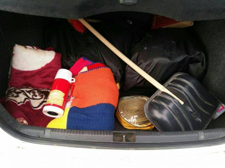 Drumuri înzăpezite. Poliţiştii de patrulare acordă ajutor conducătorilor auto