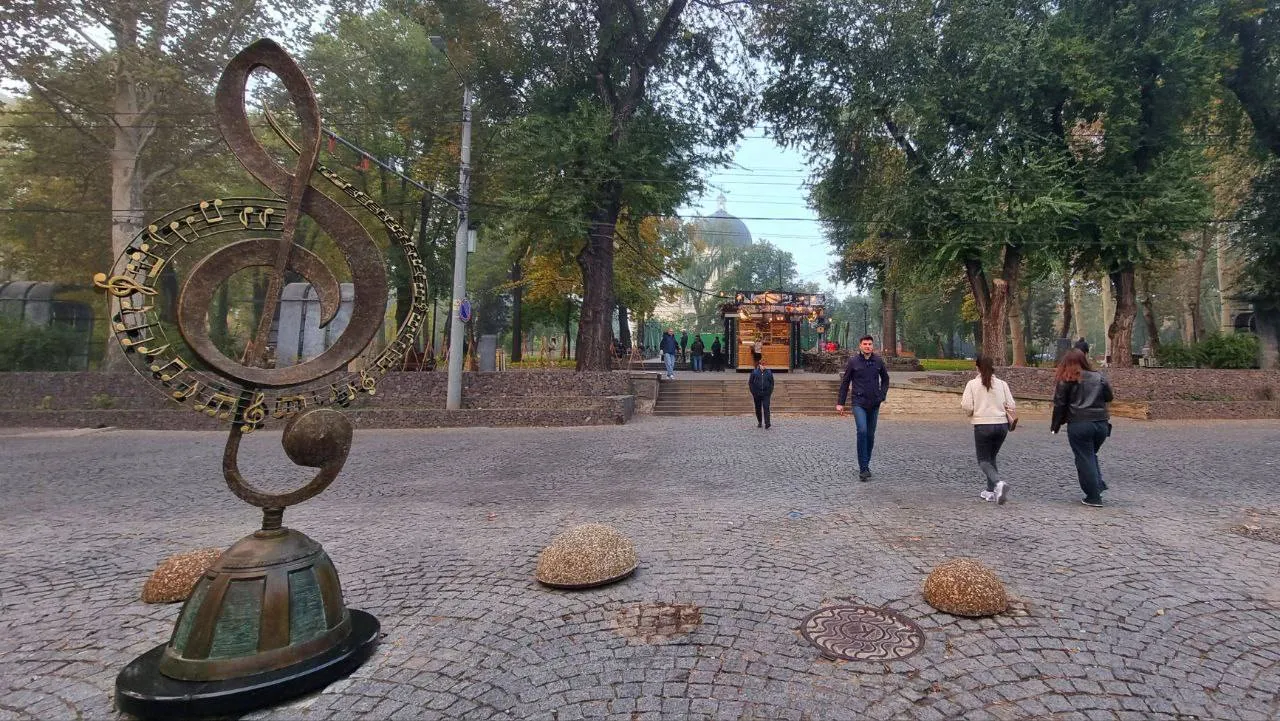 Sculptura „Cheia sol” a apărut pe strada pietonală Eugen Doga din Chișinău