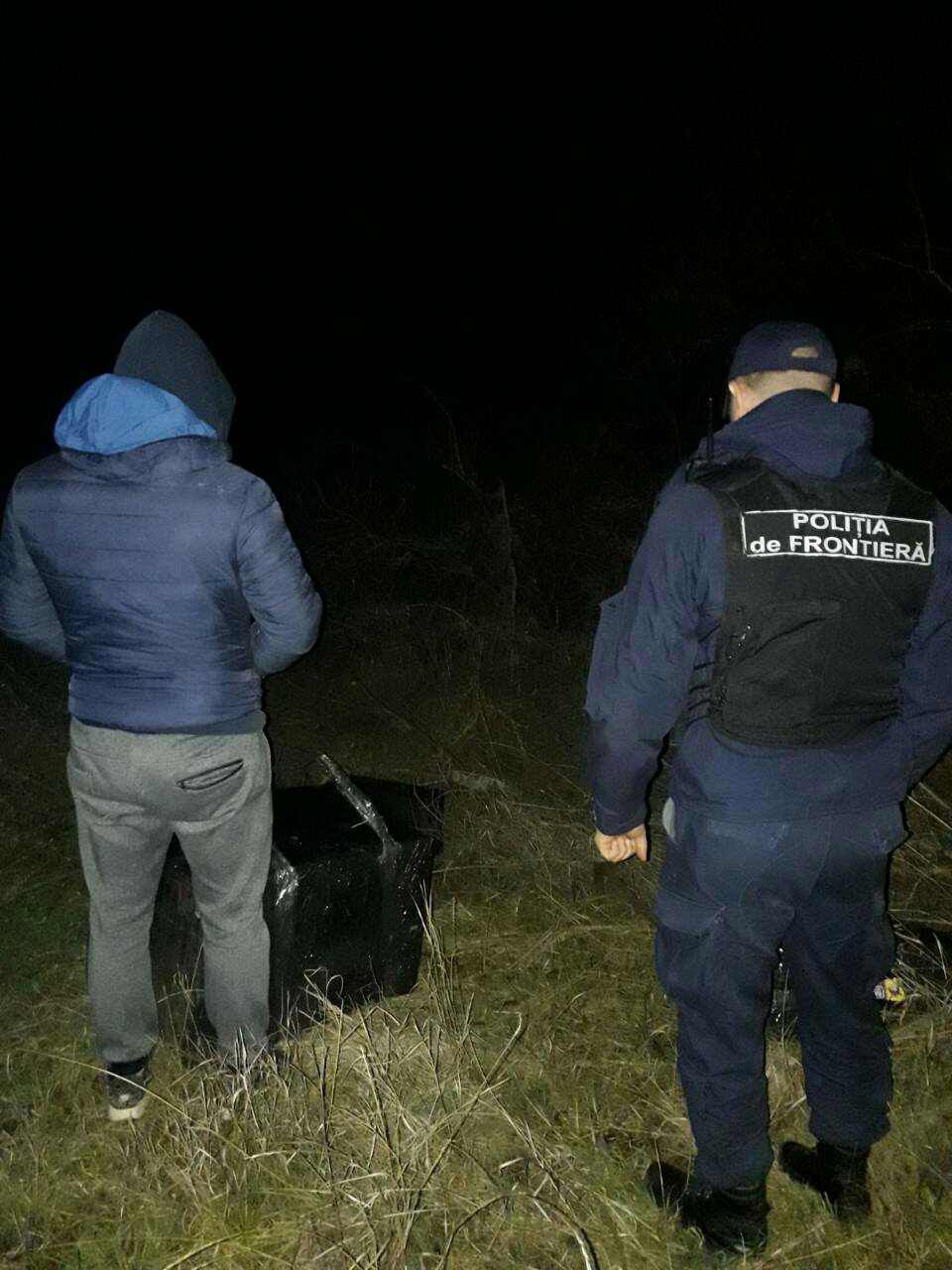 Un moldovean, prins când transporta spre Prut trei colete cu ţigări