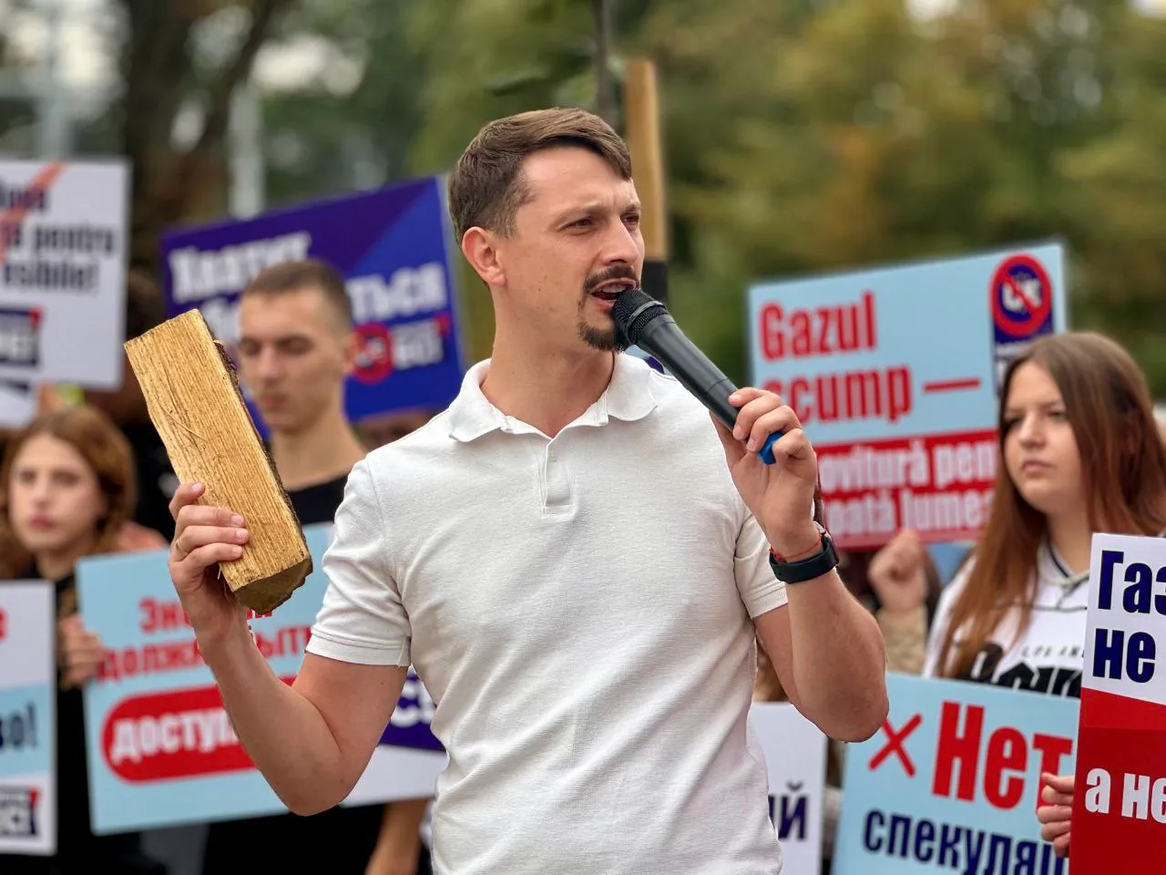 Десятки сторонников Илана Шора устроили флешмоб возле президентуры