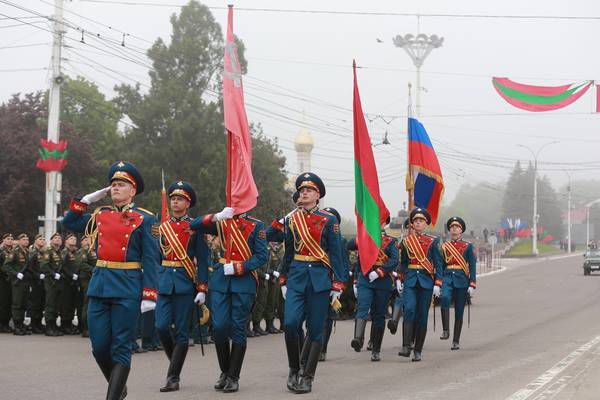 На военном параде в Тирасполе прошли российские военные