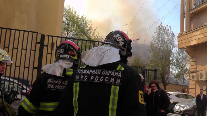 Incendiu devastator într-un bloc din Moscova. Zeci de echipaje de pompieri şi autospeciale au intervenit