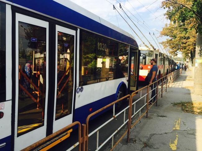 Un autobuz de linie s-a ciocnit cu un Mercedes, iar acesta a lovit o alta masina in apropiere de Circ
