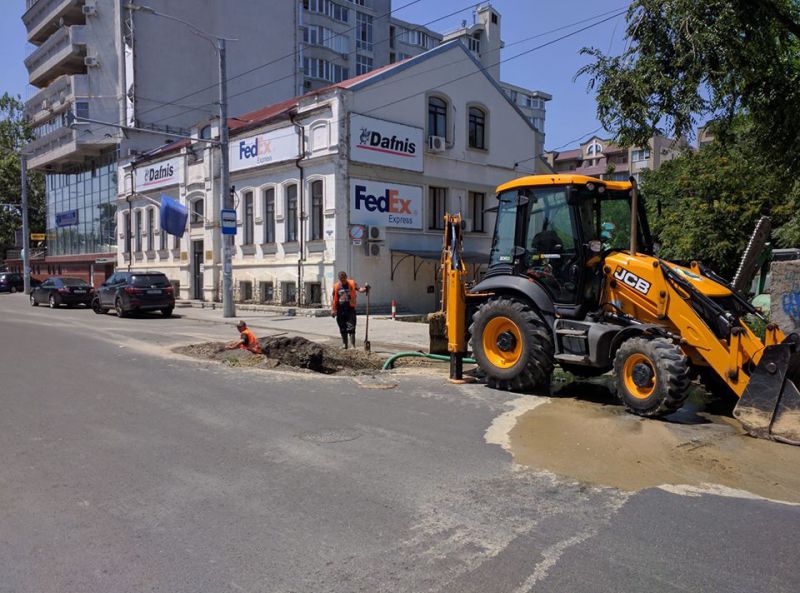 Imaginea zilei: O stradă proaspăt asfaltată a început să fie perforată din nou