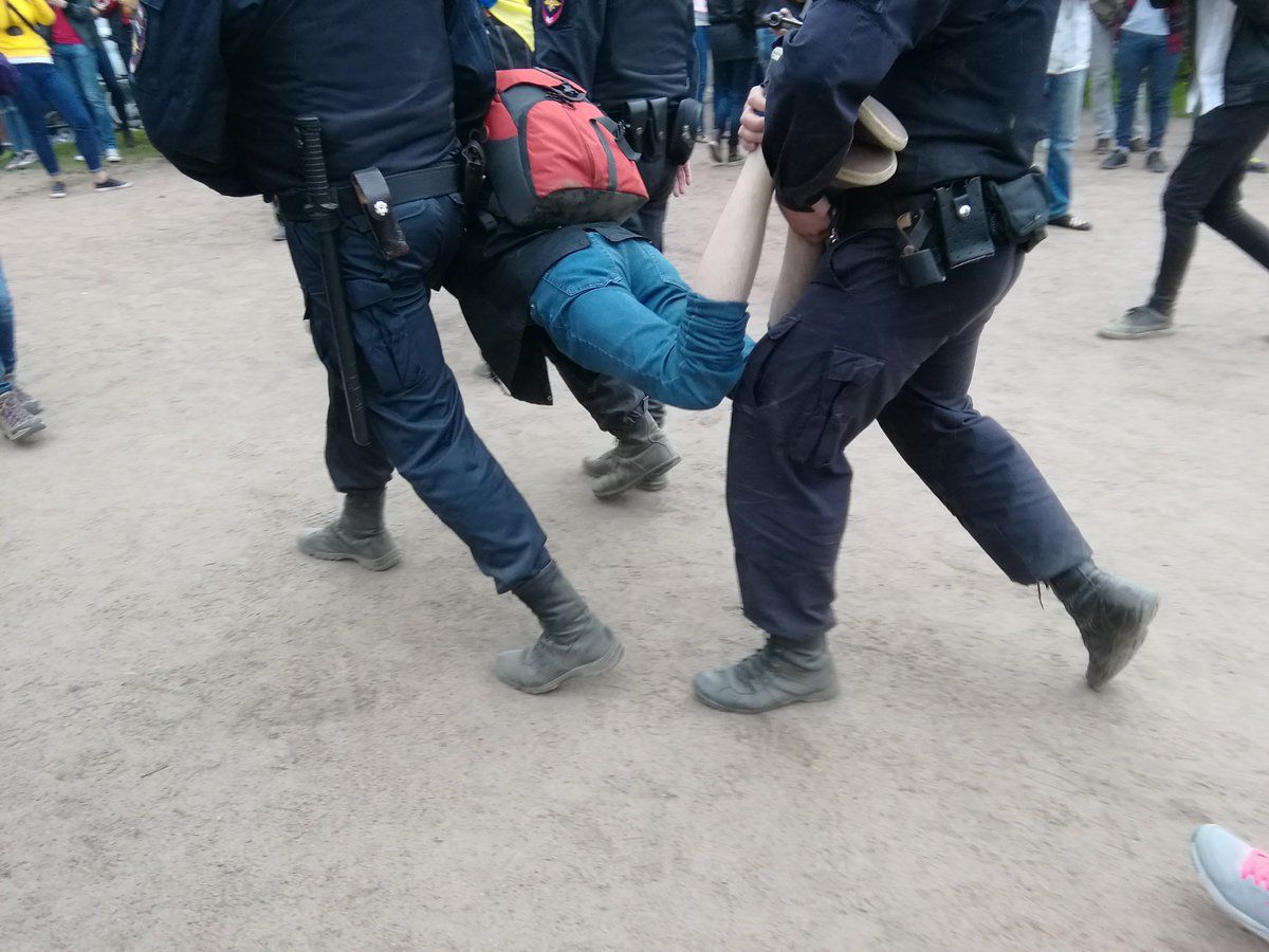 В Петербурге задержаны 300 участников антикоррупционной акции и один депутат