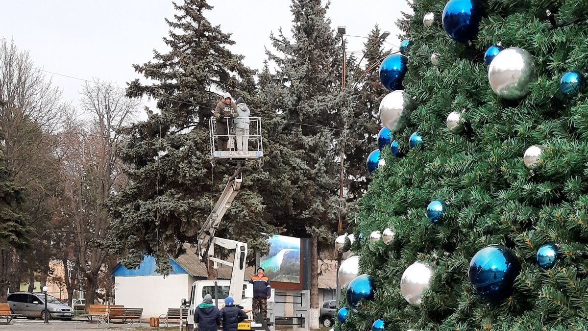 В Унгенах с главной елки украли новогодние игрушки