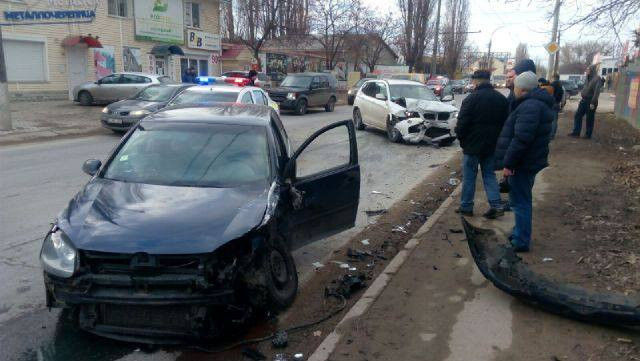 Авария в столице - на Узинелор столкнулись BMW и Golf V