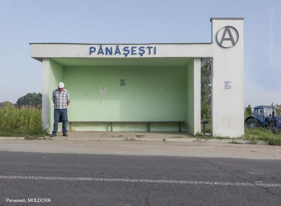 Канадский фотограф запечатлел советские автобусные остановки, в том числе в Молдове