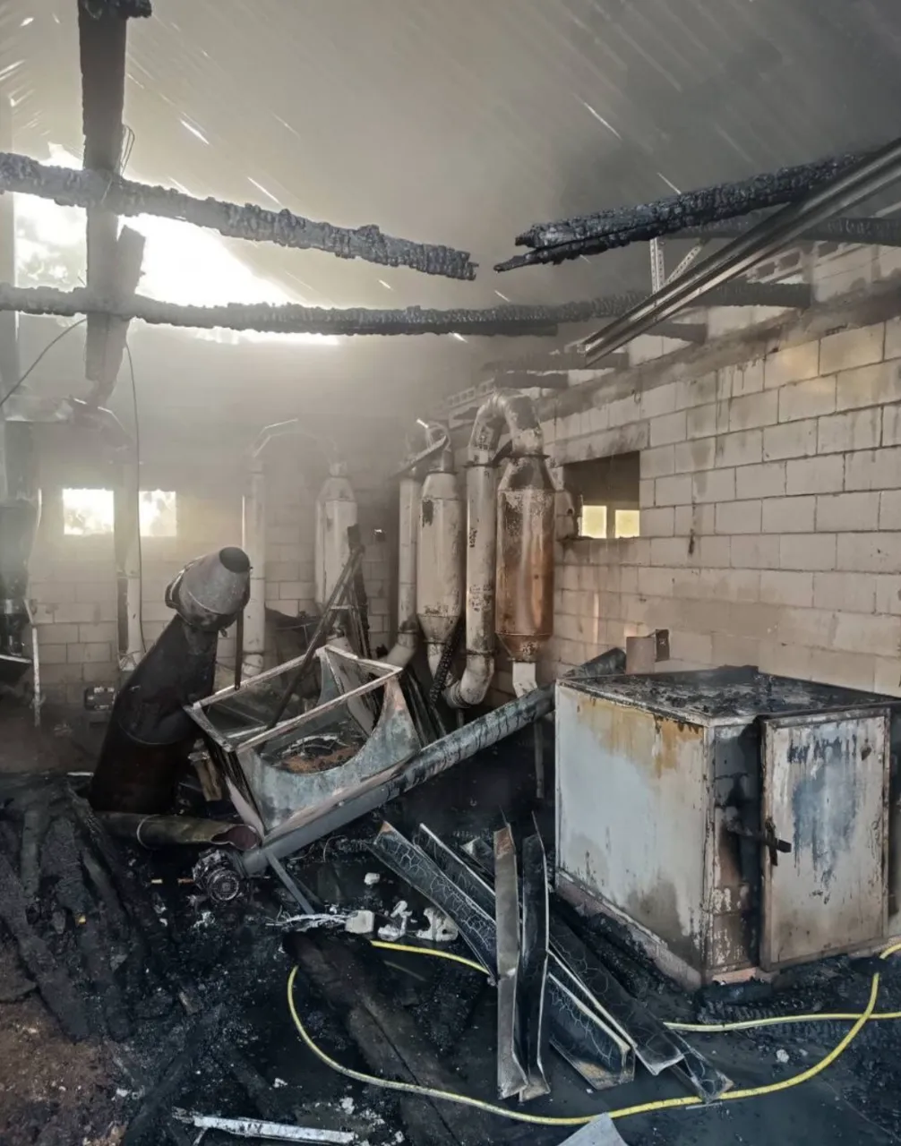 Incendiu la un depozit de brichete din satul Zaim: O parte din utilaje și 20% din materie primă, distruse