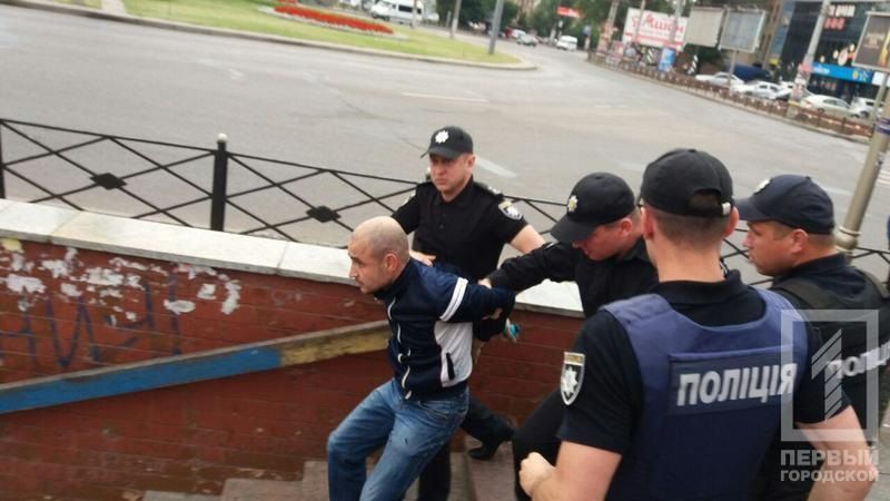 Саакашвили в Кривом Роге встретили сырыми яйцами и зелёнкой