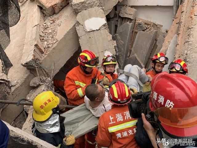 Здание фабрики обрушилось во время ремонта в Шанхае: под завалами люди