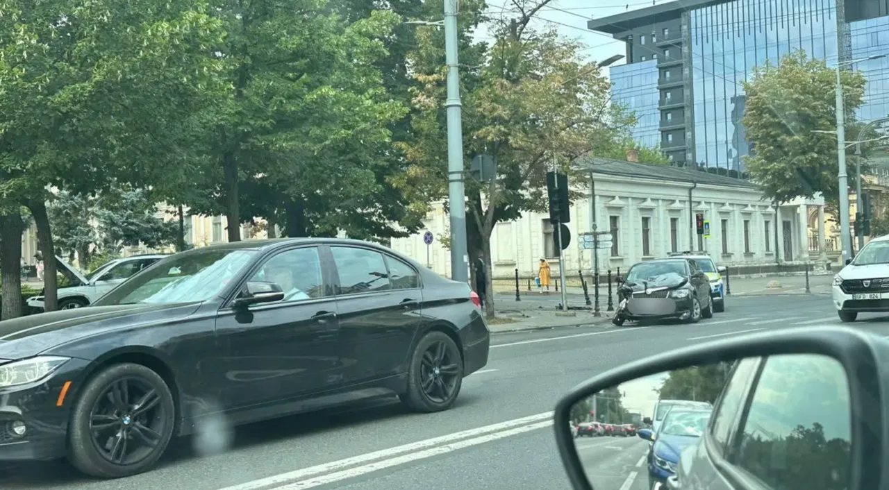 В центре Кишинева произошло ДТП: автомобиль вылетел на тротуар у здания парламента