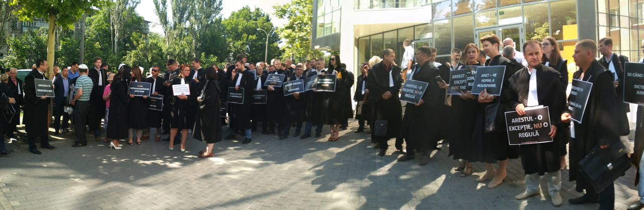 Перед Апелляционным судом проходит протест адвокатов против чрезмерного применения арестов