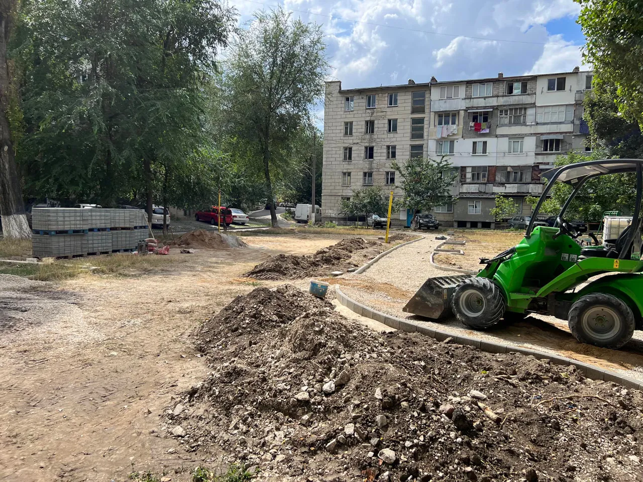 Продолжаются работы по благоустройству двора на Ботанике