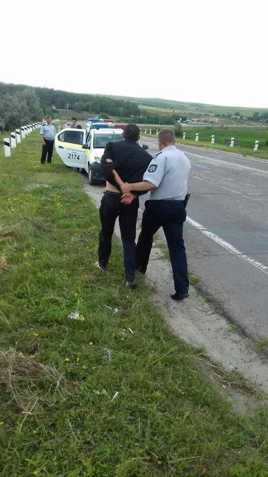 Un bărbat, maltratat și lăsat fără mașină. Făptașii, reținuți