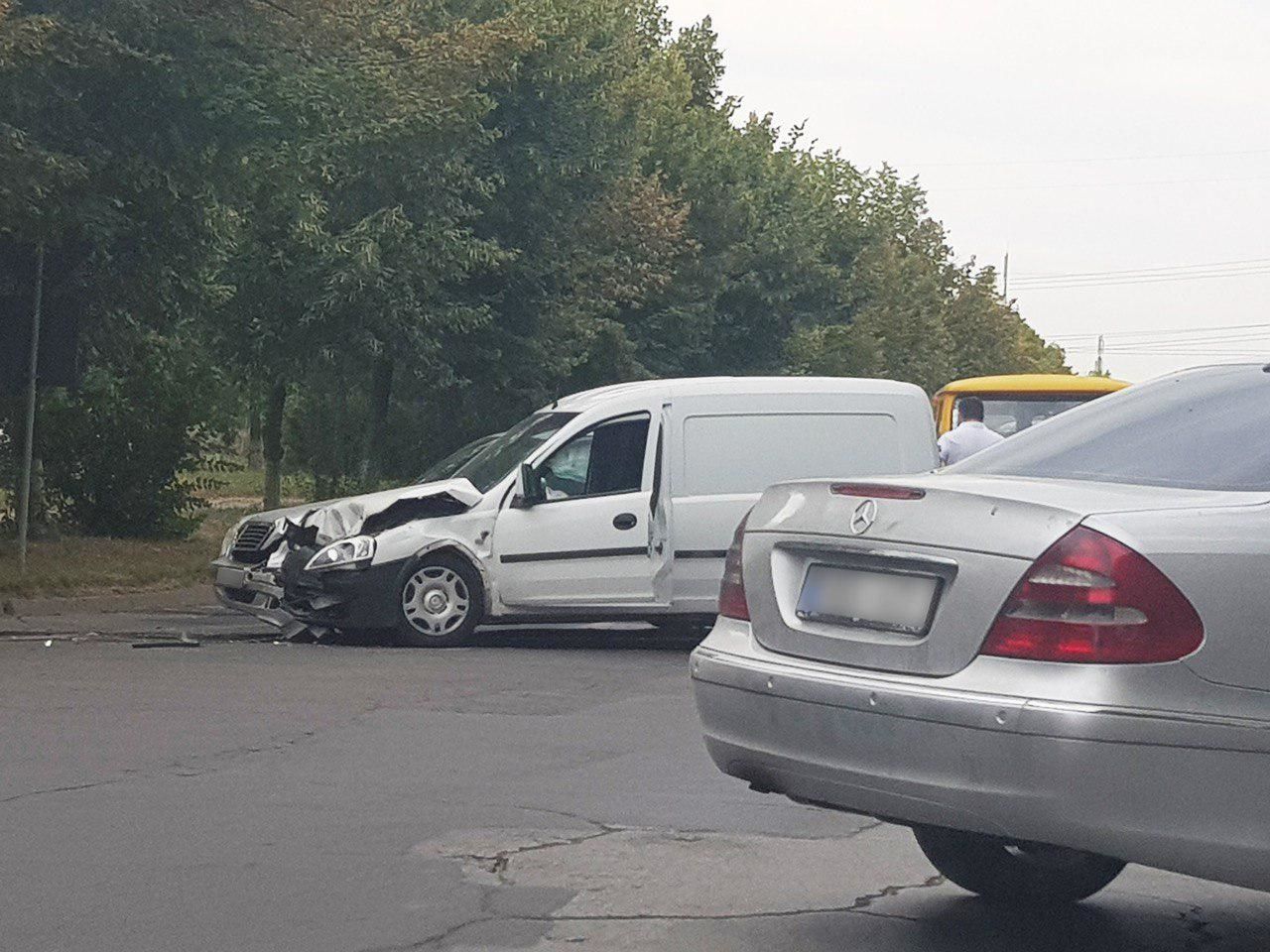 На Чеканах столкнулись три автомобиля
