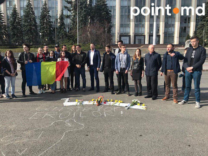 В центре Кишинева прошел флешмоб в память о жертвах беспорядков 7 апреля 2009 года