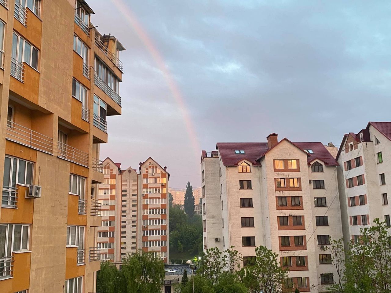 Жители Молдовы делятся в соцсети яркими фотографиями радуги