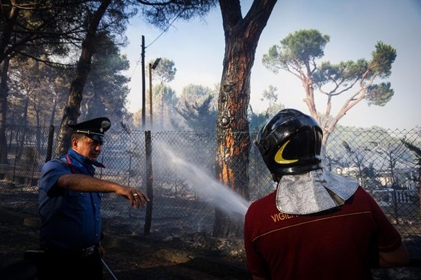 В Италии горят склоны вулкана Везувий: началась эвакуация